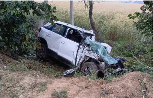 हिसार में पेड़ से टकराई तेज़रफ़्तार कार, हादसे में 6 युवकों की मौत, शादी से घर लौट रहे थे तभी हुई घटना, 2 गांवों में छाया मातम