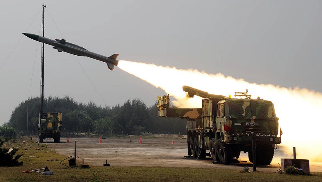 दुश्मन के सामने भारतीय सेना का आकाश, पलक झपकते ही आएगी मौत, एक सेकेंड में सवा KM उड़ती है ये घातक मिसाइल