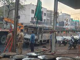 गुजरात के वडोदरा में शोभायात्रा पर पथराव, महाराष्ट्र में मंदिर के बाहर आगजनी, 2 पुलिसकर्मियों समेत पांच लोग घायल