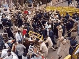 जयपुर में राइट टू हेल्थ बिल को लेकर डॉक्टर्स और पुलिस के बीच झड़प, प्रदर्शनकारियों पर वाटर कैनन और लाठीचार्ज, धरने पर बैठे सभी डॉक्टर्स