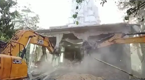 36 मौतों के बाद नगर निगम का एक्शन, इंदौर के बेलेश्वर मंदिर से अतिक्रमण हटाया, 3 और धार्मिक स्थलों पर पहुंचा बुलडोजर