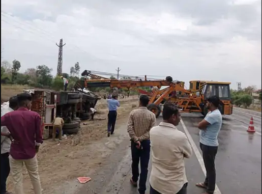 सुमेरपुर में भीषण हादसा, ट्रैक्टर से उछलकर गिरे 4 लोगों पर पलटा ट्रेलर, नीचे दबने से 4 लोगो की मौके पर मौत, 1 गंभीर