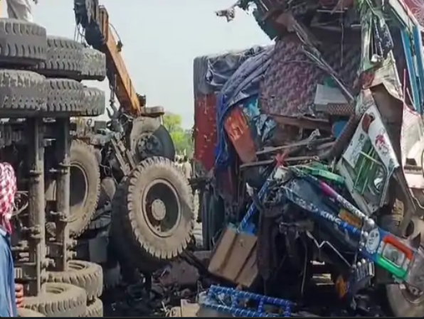 छत्तीसगढ़ में हाईवा-ट्रक की भीषण टक्कर, हादसे में 3 लोगो की दर्दनाक मौत, एक हेल्पर की हालत गंभीर