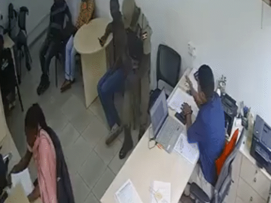 युगांडा में भारतीय बैंकर की हत्या, चोरी की AK-47 लेकर बैंक पहुंचा पुलिसकर्मी, 13 राउंड फायरिंग की CCTV में कैद हुई वारदात