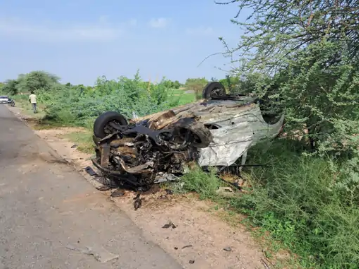 हनुमानगढ़ में 2 कारों की जबरदस्त भिड़ंत, सड़क किनारे पलटी दोनों गाड़ी परखच्चे उड़े, हादसे में 3 लोगों की दर्दनाक मौत