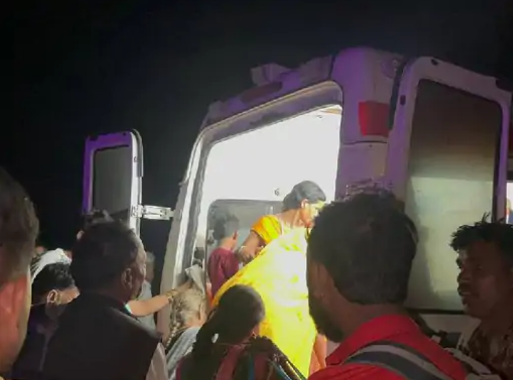 भेरुघाट पर बस-ट्रक की खतरनाक भिड़ंत, दो ट्रक खाई में पलटे, हादसे में ड्राइवर की मौत, 15 लोग घायल