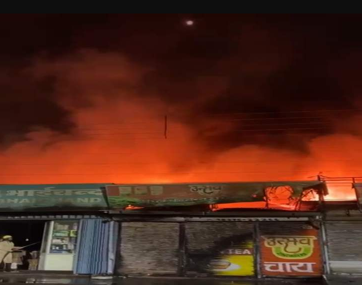 इंदौर के सियागंज में देर रात भीषण आग, कीटनाशक की दुकान में लगी थी, 5 लाख लीटर से ज्यादा पानी से पाया काबू