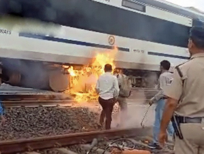 वंदे भारत ट्रेन की बोगी में लगी आग, बीना रेलवे स्टेशन से पहले हुआ हादसा, यात्रा कर रहे कई VIP सहित सभी यात्री सेफ