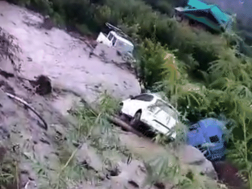 हिमाचल में बादल फटने से एक की मौत 3 घायल, 9 गाड़ियां पानी में बहीं, वाराणसी-प्रयागराज में घाट डूबे