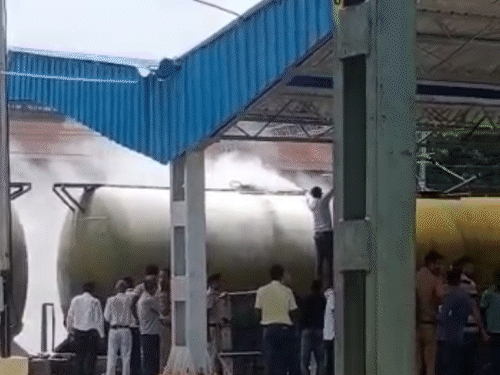 जमालपुर जंक्शन पर तेल टैंकर में लगी आग, स्टेशन पर मौजूद यात्रियों के बीच मची अफरा-तफरी, 4 दमकल गाड़ियों ने आग पर पाया काबू
