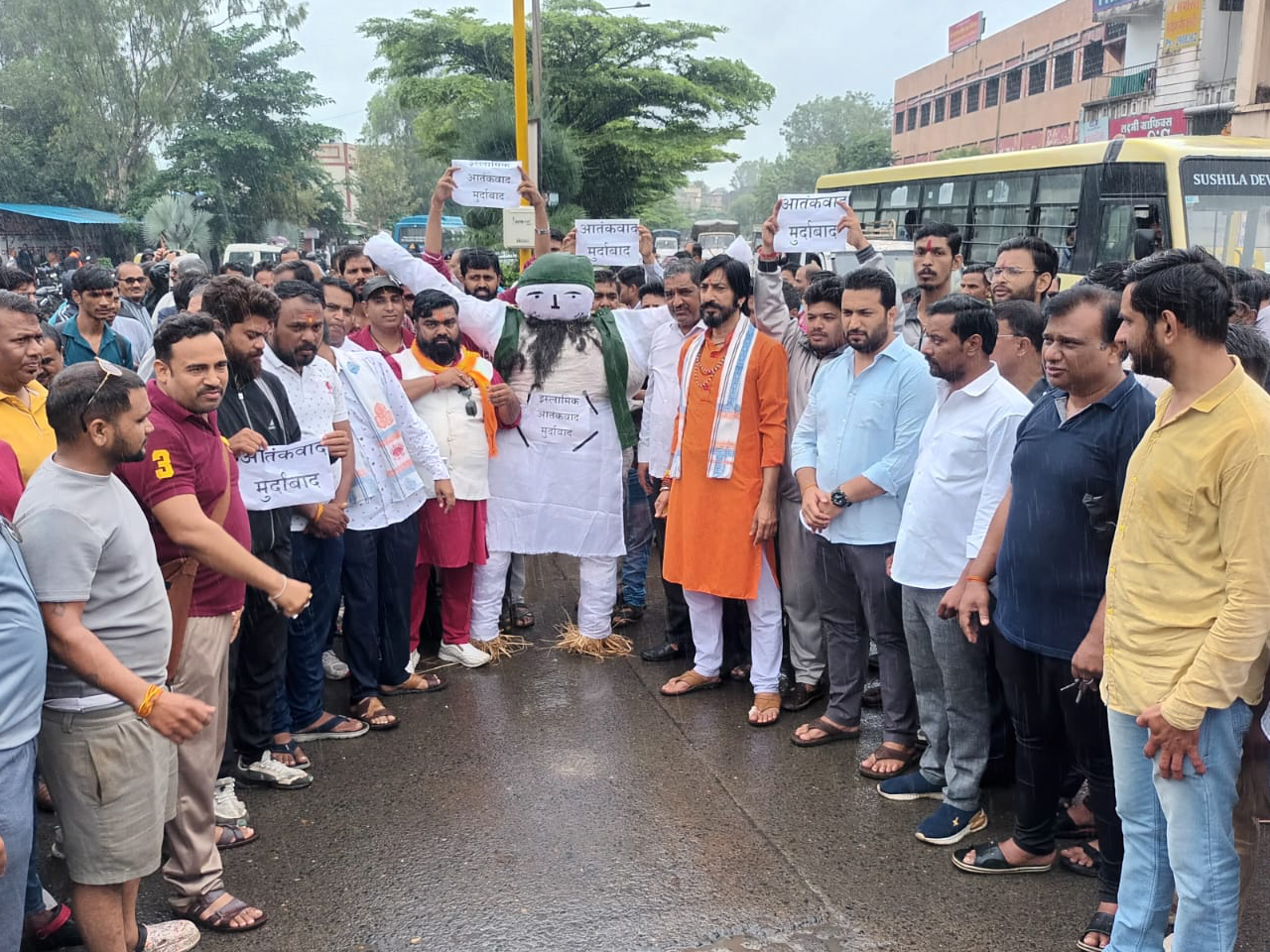 इंदौर में हरियाणा हिंसा पर विरोध प्रदर्शन, शोभा यात्रा के दौरान हुए विवाद पर हिंद रक्षक और बजरंग दल ने किया पुतला दहन