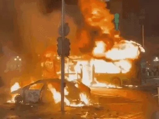 आयरलैंड की राजधानी में भड़के दंगे, बच्चों समेत 5 लोगों पर चाकूबाजी, गाड़ियों में आग लगाई दुकानें लूटीं
