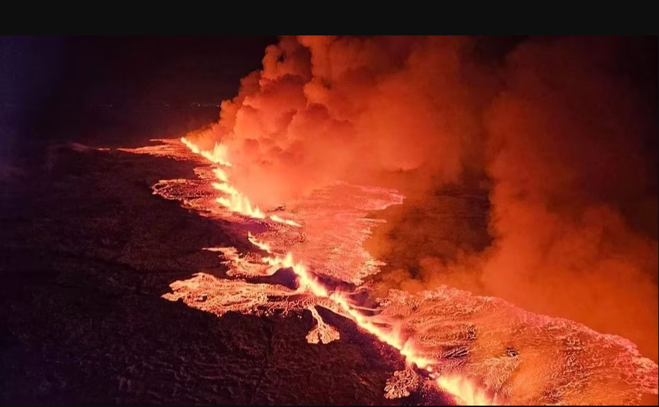 आइसलैंड के ग्रिंडाविक में नरक सा मंजर, सुंधजुका ज्वालामुखी फटा फिर भी धकधकती आग के बीच छुट्टियां मनाने आ रहे लोग