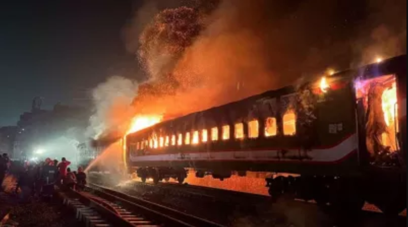 बांग्लादेश में उपद्रवियों ने ट्रेन में लगाई आग, घटना में 5 लोगों की मौत, चुनाव से 2 दिन पहले राजधानी भड़की हिंसा
