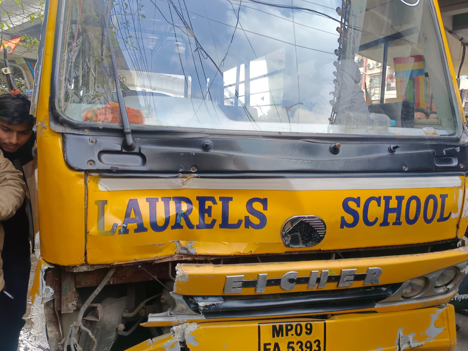 इंदौर के माणिकबाग ब्रिज के नीचे हादसा, स्कूल बस ने राह चलते लोगों को मारी टक्कर, एक व्यक्ति की मौत