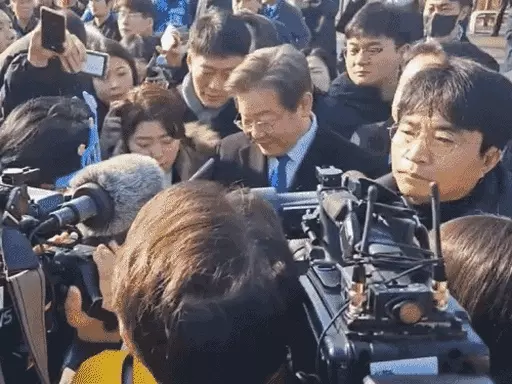 साउथ कोरिया के विपक्षी नेता ली जे-म्यूंग पर हमला, ऑटोग्राफ लेने के बहाने भीड़ में घुसा हमलावर, गर्दन पर घोंपा चाकू, गिरफ्तार