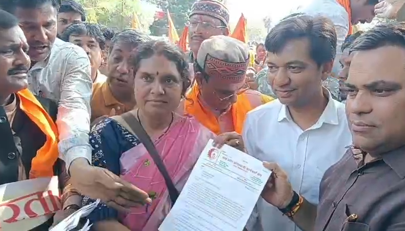 इंदौर कर्मचारी संघ प्रदर्शन कलेक्टर कार्यालय