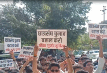 छात्र संगठन चुनाव प्रदर्शन के दौरान इंदौर कलेक्टर कार्यालय पर छात्र