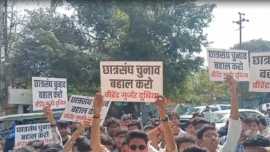 छात्र संगठन चुनाव प्रदर्शन के दौरान इंदौर कलेक्टर कार्यालय पर छात्र