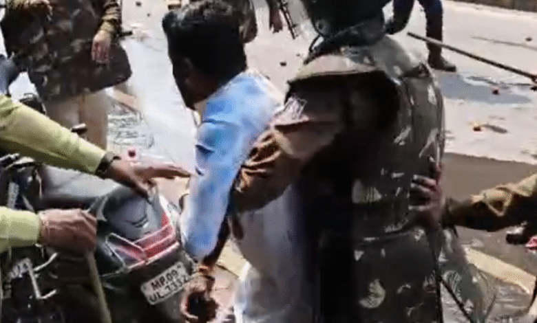 गांधी भवन के बाहर बवाल!