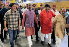 ओम बिरला इंदौर आगमन के दौरान रेलवे स्टेशन पर स्वागत दृश्य