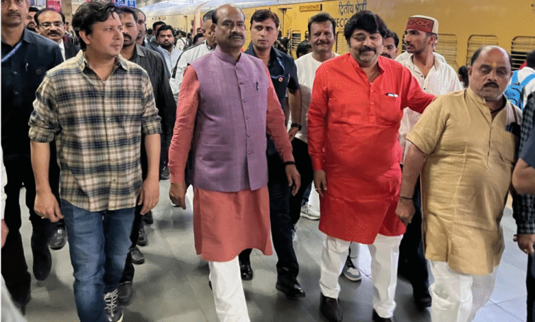 ओम बिरला इंदौर आगमन के दौरान रेलवे स्टेशन पर स्वागत दृश्य