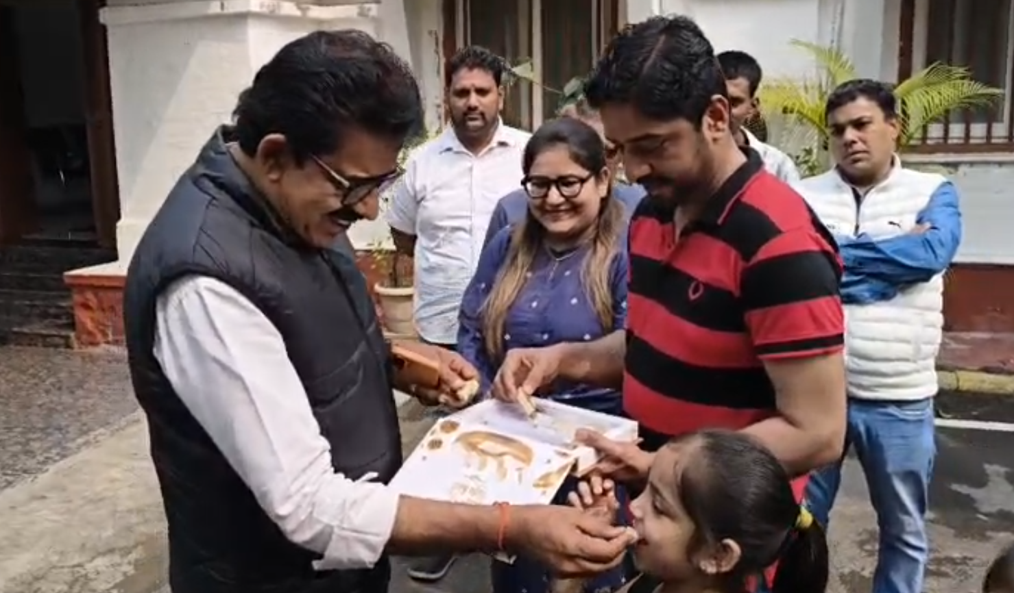 वीज़ा राहत के बाद पाकिस्तान से इंदौर पहुंचे परिवार और सांसद शंकर लालवानी