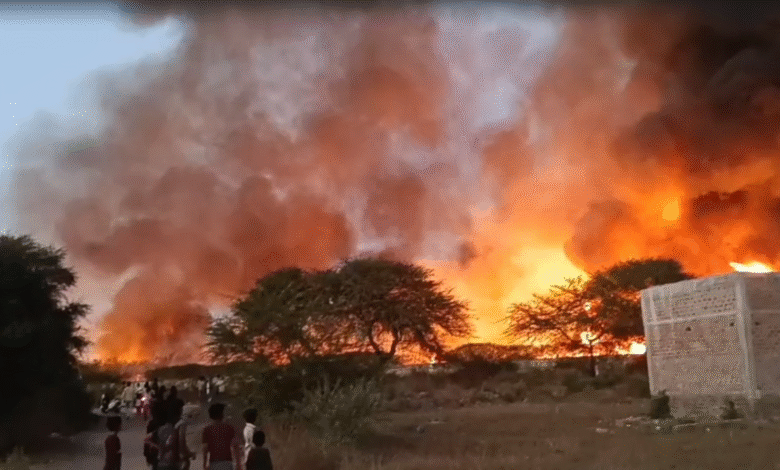इंदौर एयरपोर्ट के पास आग की तस्वीरें