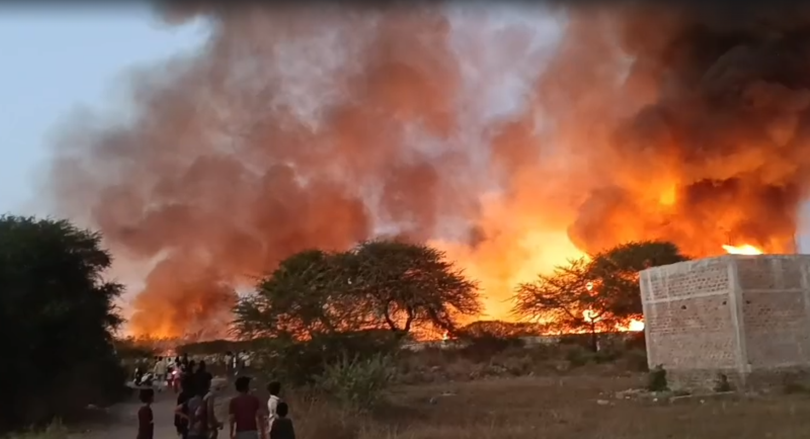 इंदौर एयरपोर्ट के पास आग की तस्वीरें