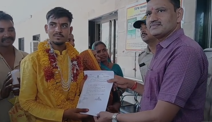 शादी से पहले दूल्हा पहुंचा कलेक्टर ऑफिस