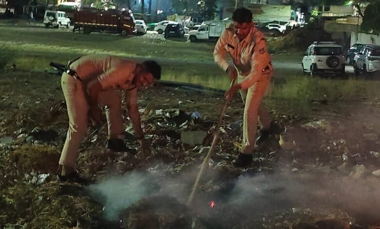 Indore Fire News: Robot Chauraha Ke Paas Khule Maidan Mein Lagi Aag Par Kabu