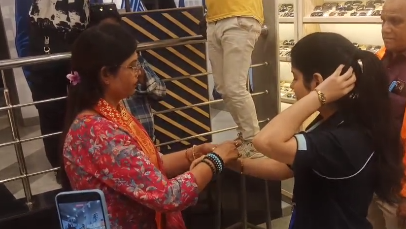 Indore Lenskart Protest scheme 54 showroom demonstration