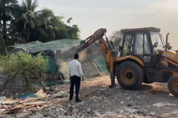 Anti encroachment action during Indore TPS-4 road development project