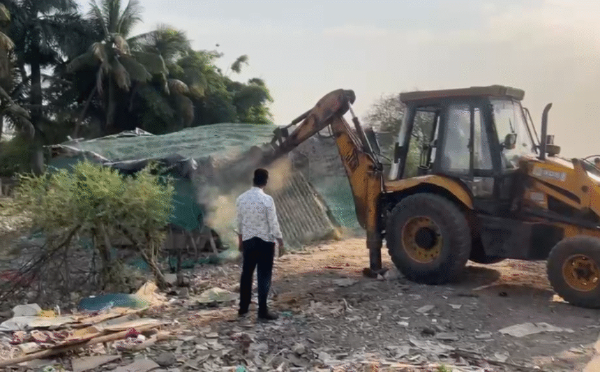 Anti encroachment action during Indore TPS-4 road development project