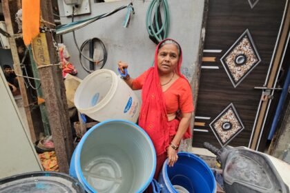 Residents protesting over water shortage in Vikas Nagar Indore