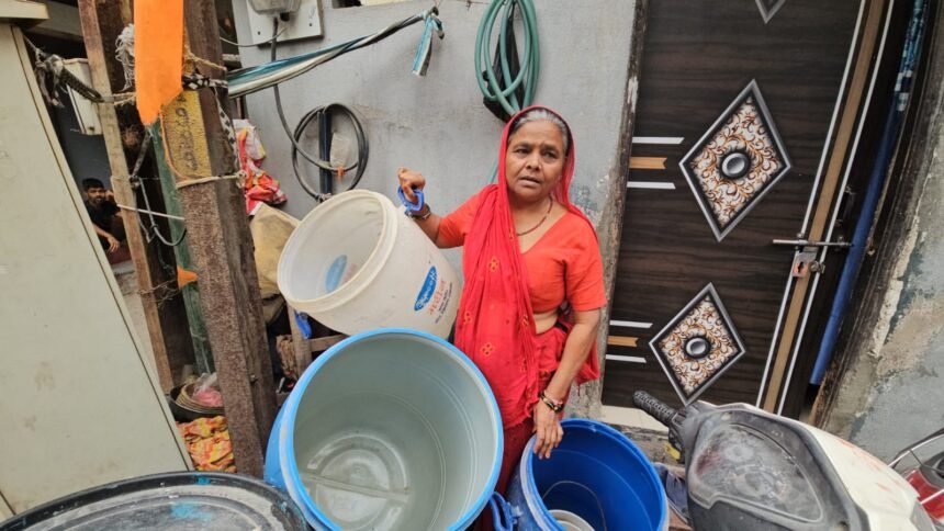 Residents protesting over water shortage in Vikas Nagar Indore