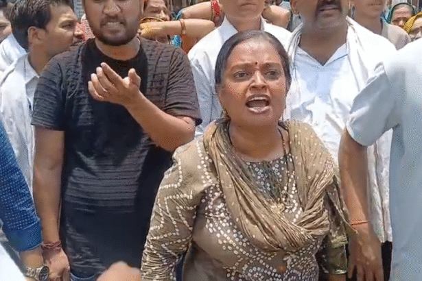 Vikas Nagar में BJP और Congress पार्षद आमने-सामने