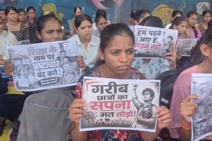 Indore Akanksha Yojana Protest: Tribal Students का Collector Office पर धरना, Coaching Fund में गड़बड़ी के आरोप