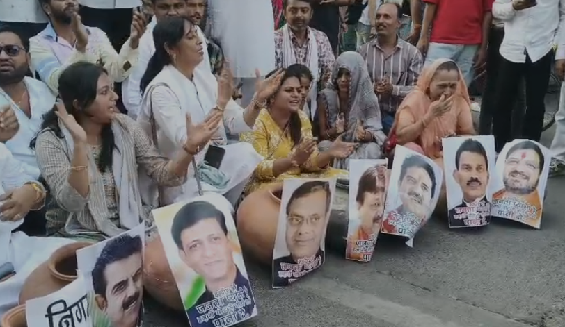 Indore Water Crisis Protest: Rajwada पर Congress का रातभर धरना, Municipal Corporation Gate पर हंगामा