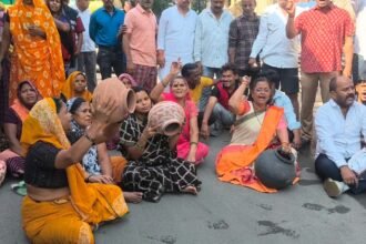 Residents protesting over water supply issue in Indore DMA-2 area