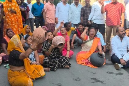 Residents protesting over water supply issue in Indore DMA-2 area