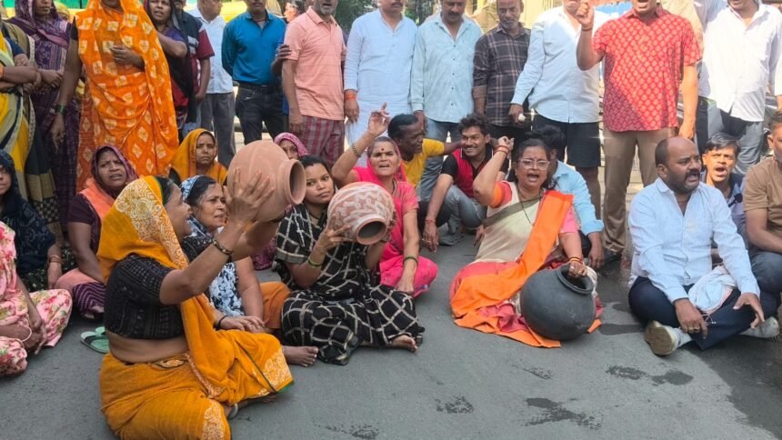 Residents protesting over water supply issue in Indore DMA-2 area
