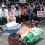 Indore Kisan Protest Today at Collector Chauraha where Purv-Pashchim Ring Road farmers staged a unique protest with water tanks, onions and household supplies.