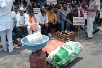 Indore Kisan Protest Today at Collector Chauraha where Purv-Pashchim Ring Road farmers staged a unique protest with water tanks, onions and household supplies.