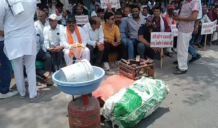 Indore Kisan Protest Today at Collector Chauraha where Purv-Pashchim Ring Road farmers staged a unique protest with water tanks, onions and household supplies.