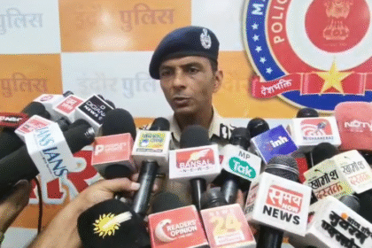 Police Commissioner Santosh Kumar Singh with Indore city map highlighting Lasudia, Banganga-Super Corridor and Dhar Road proposed police station zones.