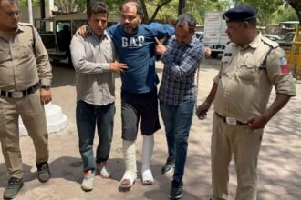 Mhow Cow Slaughter Case में Mahu पुलिस ने 5 हजार रुपये के इनामी आरोपी इमरान खटखट को गिरफ्तार किया। आरोपी लंबे समय से फरार चल रहा था।