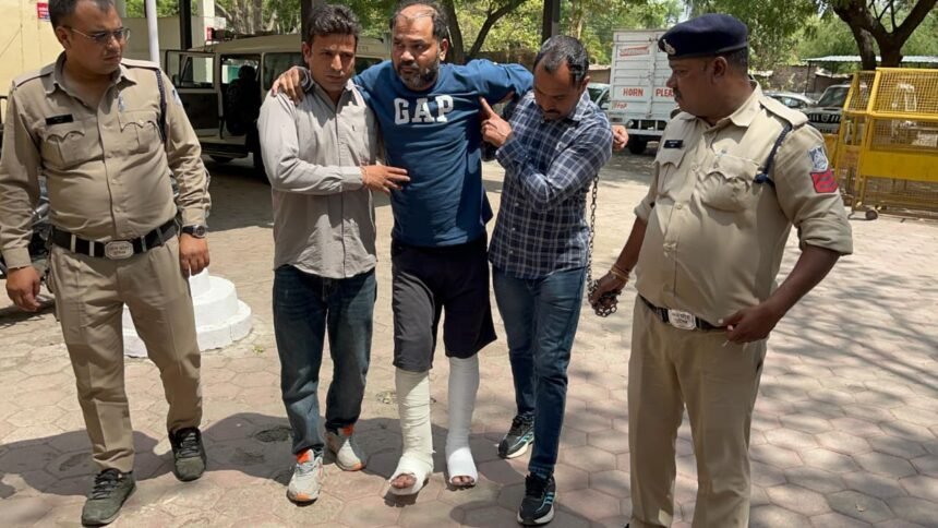 Mhow Cow Slaughter Case में Mahu पुलिस ने 5 हजार रुपये के इनामी आरोपी इमरान खटखट को गिरफ्तार किया। आरोपी लंबे समय से फरार चल रहा था।