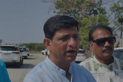 Indore Simhastha Update showing Mayor Pushyamitra Bhargav inspecting MR-04 and MR-12 road construction projects ahead of Simhastha preparations.