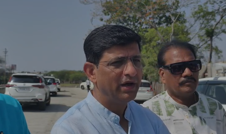 Indore Simhastha Update showing Mayor Pushyamitra Bhargav inspecting MR-04 and MR-12 road construction projects ahead of Simhastha preparations.